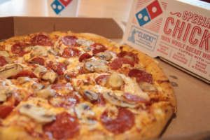 Сеть Domino&#8217;s разыграла «пожизненный» запас пиццы за татуировку со своим логотипом. Оказалось, победителям придется выплачивать налог