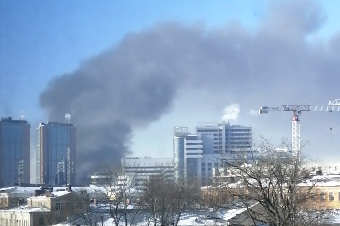 На Митрофаньевском шоссе в Петербурге загорелся пункт сортировки мусора ...