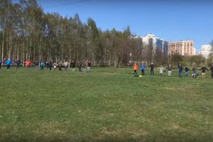 В Муринском парке прошел флешмоб против строительства спорткомплекса. Участники изобразили «живой щит»