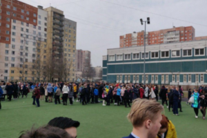 В Петербурге эвакуировали более пяти школ и детсадов