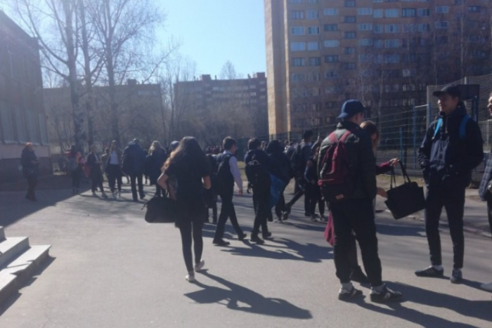 В Петербурге эвакуировали три школы. «Бумага»