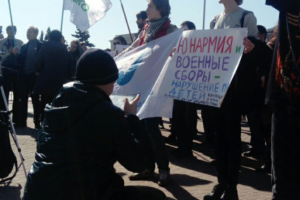 На площади Ленина прошел митинг против призыва в армию. Участники вышли с плакатами «Мужчина не должен» и «Патриархат — братская могила»