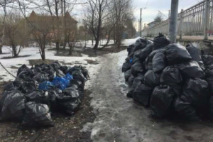 После зимы улицы и реки Петербурга завалены мусором. Горожане жалуются на грязь и сами выходят на уборку