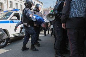 Как проходили задержания на согласованном первомайском шествии в Петербурге — в 20 фотографиях
