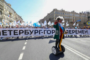 В Петербурге первомайское шествие обернулось массовыми и жесткими задержаниями. Как проходил праздничный марш на Невском и с чего начался конфликт протестующих и полиции