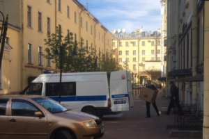 Полиция забрала из магазина Hangetsu Tea на Невском проспекте чай и технику, сообщил очевидец