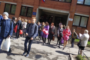 Накануне Дня Победы в Петербурге эвакуировали школы и детсады из-за угроз «отправить детей к воивавшим дидам», пишет «Фонтанка»