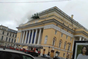 На крыше Александринского театра заметили дым. Там проходили плановые учения