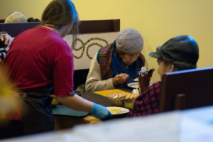 Что известно о закрытии кафе «Добродомик» с бесплатными обедами для пенсионеров. Совладелица рассказала о штрафе в 700 тысяч из-за нарушений, в администрации это отрицают