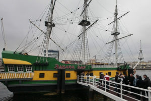 На Петроградской набережной снова открыт проход к плавучему стриптиз-бару «Забава». Почему заведение не могут выселить уже 7 лет