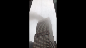 В Нью-Йорке вертолет врезался в здание. Людей эвакуировали