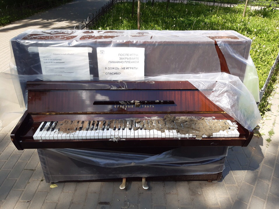Неизвестные залили цементом уличное пианино на Петроградской стороне ...