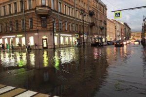 В Петербурге дожди затапливают дороги, кафе и вестибюли метро. Как с этим борется город и куда жаловаться на затопленный подвал?