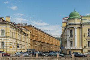 Сергей Шнуров переделал арку исторического здания в гараж, сообщает «Фонтанка»