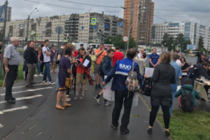 В Петербурге под ливнем прошел митинг против строительства стадиона для пляжного футбола на территории Муринского парка