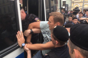 Навального обвинили в организации марша против сфабрикованных дел в Москве. А затем отпустили