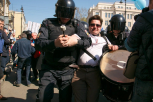 Суд прекратил дело петербуржца, которого задержали на первомайском шествии с барабаном
