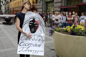 В центре Петербурга проходят пикеты в защиту сестер Хачатурян, обвиняемых в убийстве отца