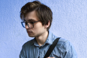 Видеоблогера Руслана Соколовского задержали на одиночном пикете против закона о неуважении к власти