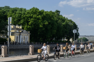 В Петербурге запустили проект «Искусство на колесах» с велопрогулками по галереям современного искусства
