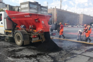 В Екатеринбурге закатали в асфальт работу петербургского художника Покраса Лампаса. Она изображала гигантский крест