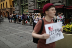 В Петербурге согласовали митинг в поддержку сестер Хачатурян, сообщили организаторы. Он пройдет 27 июля