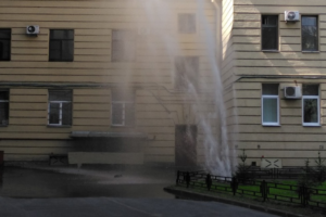 На нескольких улицах на Васильевском острове прорвало трубы. Очевидцы сравнивают струи воды с фонтанами Петергофа