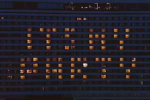На фасаде отеля в Петербурге зажгли надпись It’s my party. Это акция в честь дня рождения Дженнифер Лопес