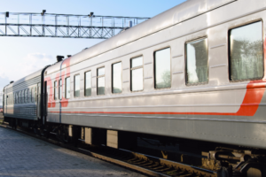 Машинист поезда Петербург — Москва возил в кабине клиентов BlaBlaCar, сообщила Baza. В РЖД начали проверку