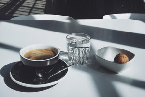 Вот десять мест в Петербурге, чтобы выпить кофе среди цветов или с видом на залив. Секретное заведение, кафе в саду и микрокофейня во дворе