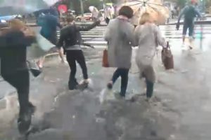 В Петербурге затопило улицы, дворы и торговые центры. Как город переживал ливень