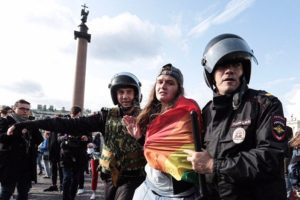На Дворцовой площади прошел ЛГБТ-прайд, задержали 15 человек. Три фото с акции