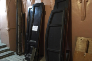 В КГИОП заявили, что снятые на Петроградской стороне исторические двери могут вернуть по просьбе жильцов