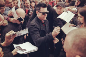 Музыканты Rammstein гуляют по Петербургу и ходят в Эрмитаж, а сотни фанатов ждут их у отеля. Что происходит в городе перед 60-тысячным шоу на «Газпром Арене»