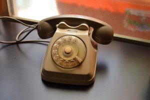 Помните, как мы часами болтали по домашним телефонам? Вот ностальгические истории читателей «Бумаги»