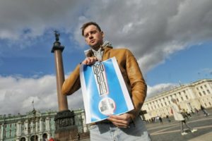 В Москве и Петербурге десятки актеров вышли в одиночные пикеты в поддержку Павла Устинова и других фигурантов «московского дела»