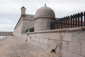 Гранитные фасады Петропавловской крепости впервые очистили. Посмотрите, как они выглядят