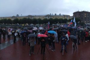 Митинг против фальсификаций на выборах в Петербурге проходил под дождем. На площади Ленина собралось около 500 человек