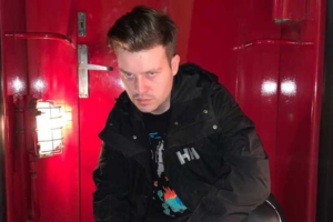 Это петербургский музыкант GSPD. Он читает рэп про наркотики и рейвы — клип артиста заблокировали по требованию МВД