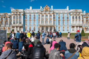 Власти делают Петербург всё более туристическим: электронные визы, лоукостеры и десятки международных событий. Справится ли город и как это скажется на жителях