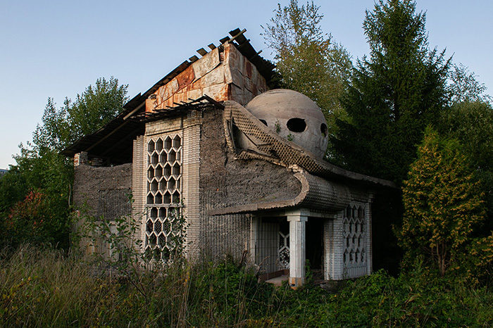 В Ленобласти есть заброшенный дом с шаром на крыше. Вот история загадочной постройки, где хотели открыть музей космонавтики
