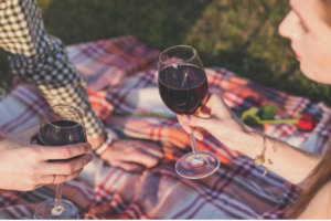 «Вино дает мне возможность пробовать красоту и уродство жизни на вкус»: подписчики винной рассылки «Бумаги» рассказывают, почему заинтересовались вином