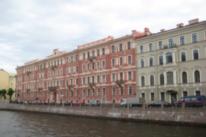 СМИ сообщили, что к дому Олега Соколова в Петербурге будут водить экскурсии после убийства его сожительницы. Экскурсоводы говорят, что их юмор неправильно поняли
