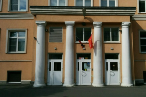 В Петроградском районе эвакуировали гимназию из-за химического запаха. Он может идти из коллектора. Обновлено
