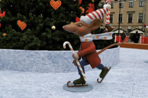 Рождественскую ярмарку перенесли на Манежную площадь — и ее очень хвалят. Что горожане пишут о гирляндах, карусели и бесплатном катке