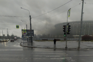 Очевидцы сообщили о пожаре на территории СКК «Петербургский». Там загорелся мусор, сообщили в МЧС