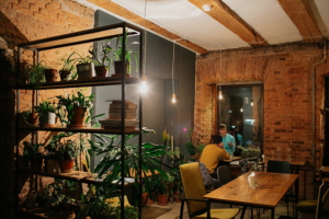 Это «Огурцы» — первое кафе в Петербурге, где работают люди с особенностями развития. Создательница рассказывает, для чего запускает проект