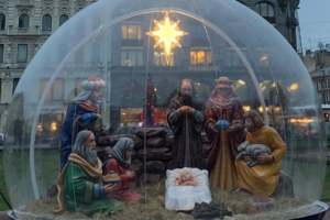 У Казанского собора и Александро-Невской лавры установили почти одинаковые рождественские вертепы