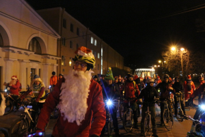По центру Петербурга проехала толпа велосипедистов в новогодних костюмах. Посмотрите фотографии