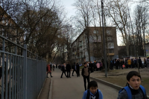В Приморском районе школьников эвакуировали на улицу без курток. В учебном заведении говорят, что их одевали на ходу